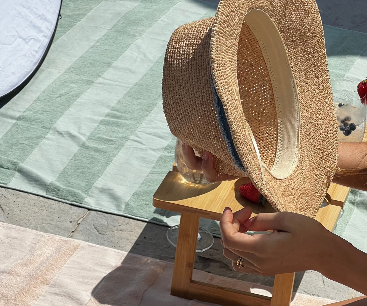 sombrero de paja para la playa azul