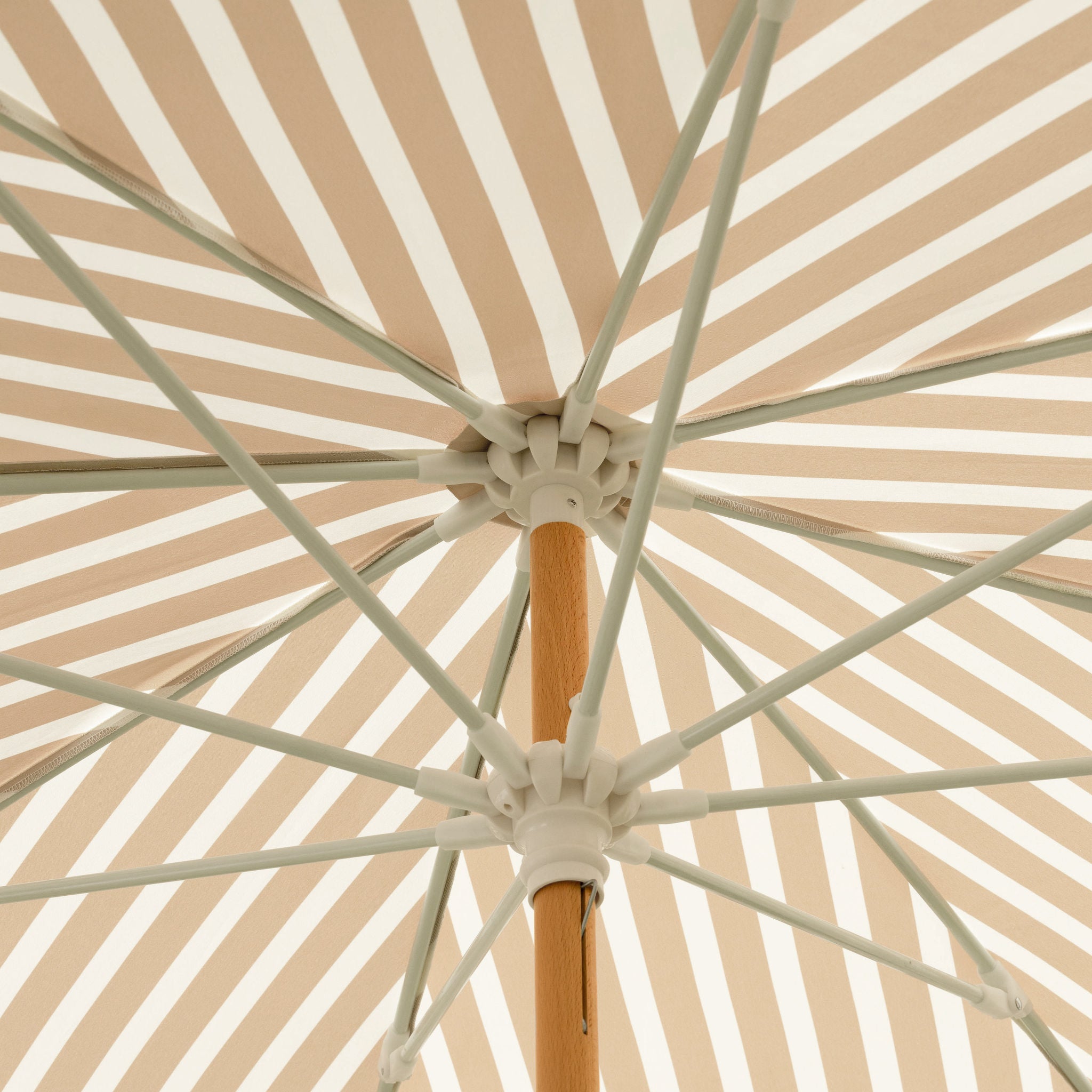 Quitasol de terraza beige lineas