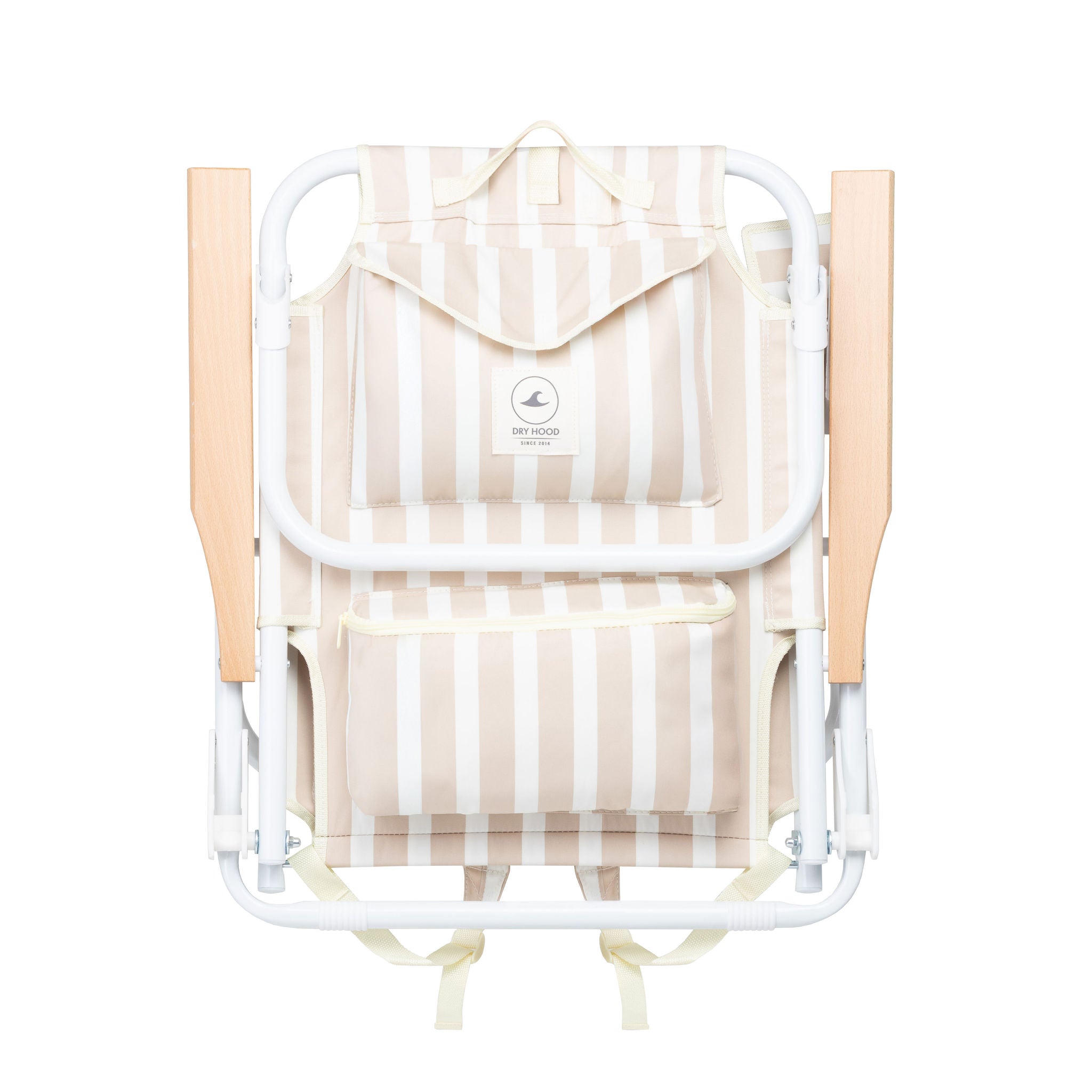 silla de playa con mochila y cooler