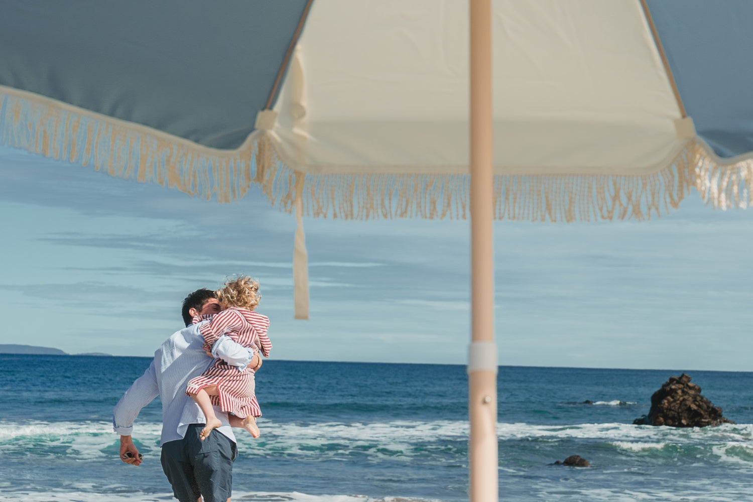 quitasol celeste vintage de playa con flecos