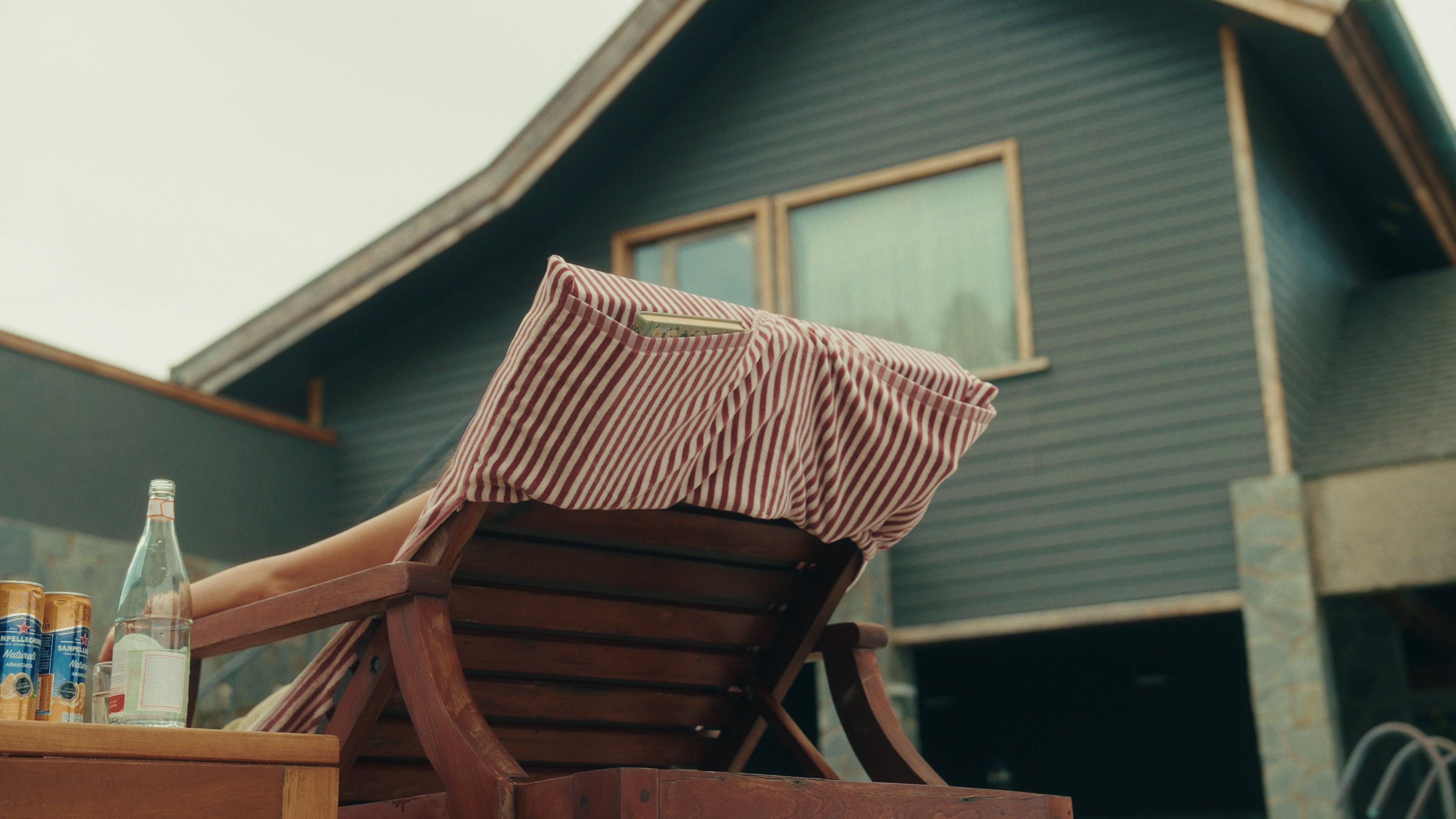 toalla de reposera rayada con bolsillo trasero