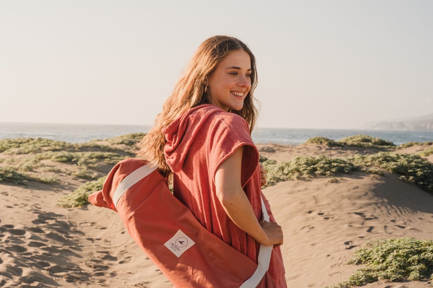 ¿Por qué un poncho toalla DryHood es tu mejor aliado este verano?