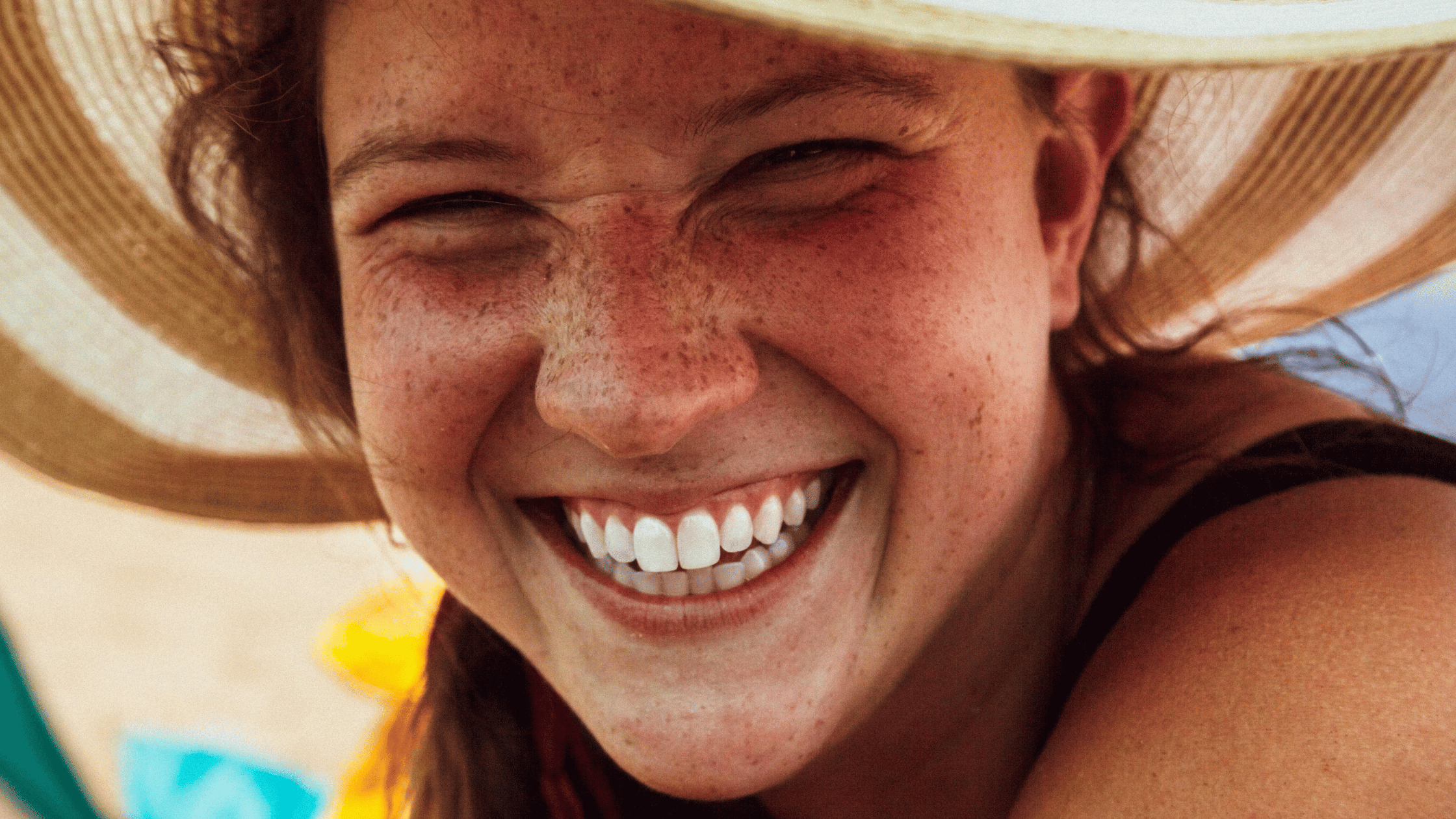 Persona sonriendo usando sombrero