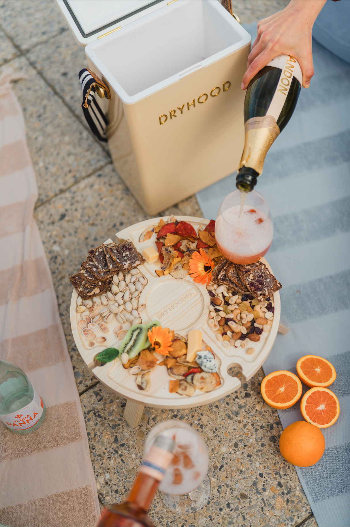 mesa de madera de picnic con sujeta copas